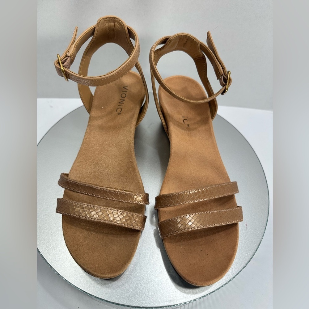 Vionic Women's Tan Sandals size 8 pre owned Exellent condition